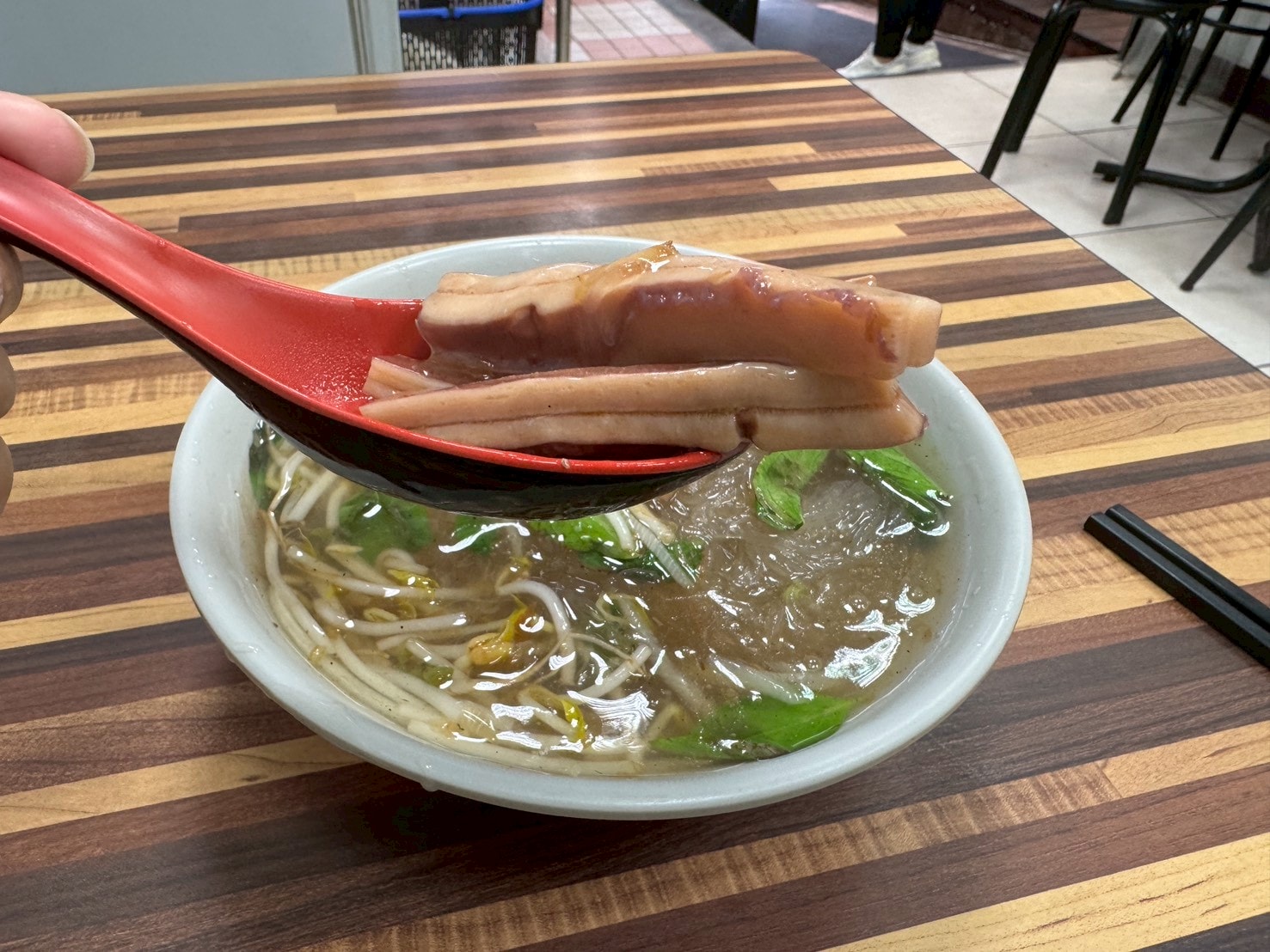 ｜食記-台北市中山區｜欣欣大眾魷魚羹｜50年古早味羹湯老店！新鮮生魷魚厚實脆口，搭配柴魚九層塔風味羹湯，每天吃都不會膩~