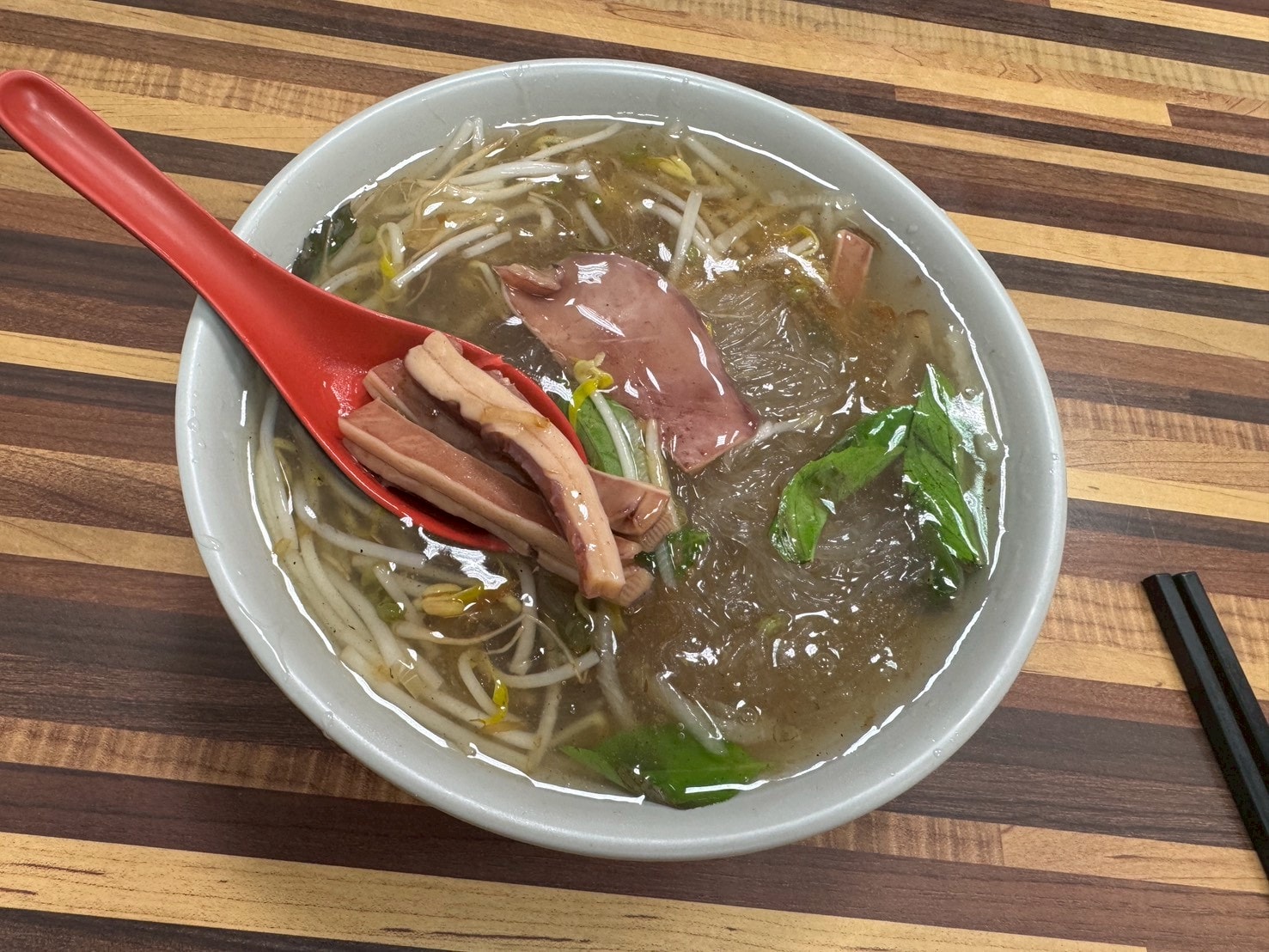 ｜食記-台北市中山區｜欣欣大眾魷魚羹｜50年古早味羹湯老店！新鮮生魷魚厚實脆口，搭配柴魚九層塔風味羹湯，每天吃都不會膩~