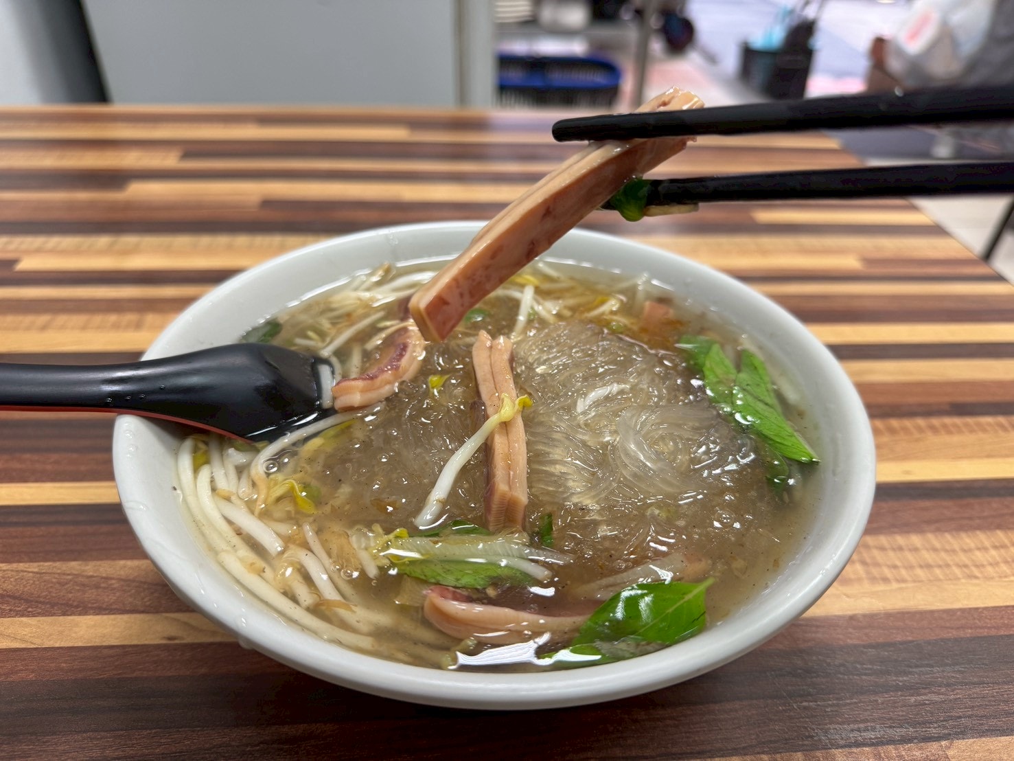 ｜食記-台北市中山區｜欣欣大眾魷魚羹｜50年古早味羹湯老店！新鮮生魷魚厚實脆口，搭配柴魚九層塔風味羹湯，每天吃都不會膩~