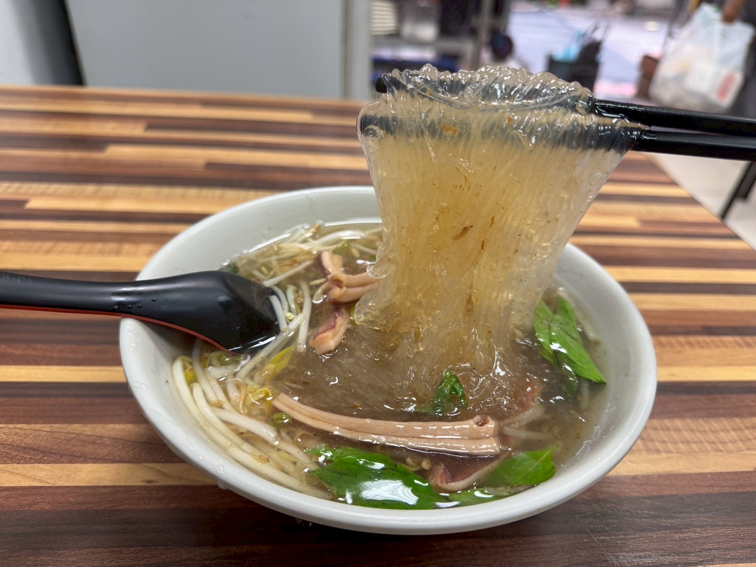 ｜食記-台北市中山區｜欣欣大眾魷魚羹｜50年古早味羹湯老店！新鮮生魷魚厚實脆口，搭配柴魚九層塔風味羹湯，每天吃都不會膩~