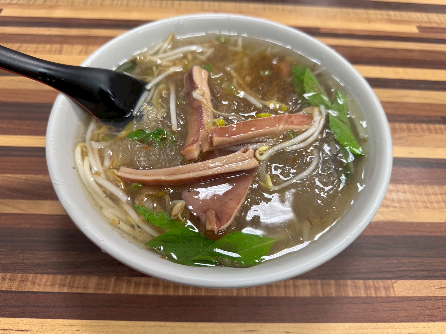 ｜食記-台北市中山區｜欣欣大眾魷魚羹｜50年古早味羹湯老店！新鮮生魷魚厚實脆口，搭配柴魚九層塔風味羹湯，每天吃都不會膩~