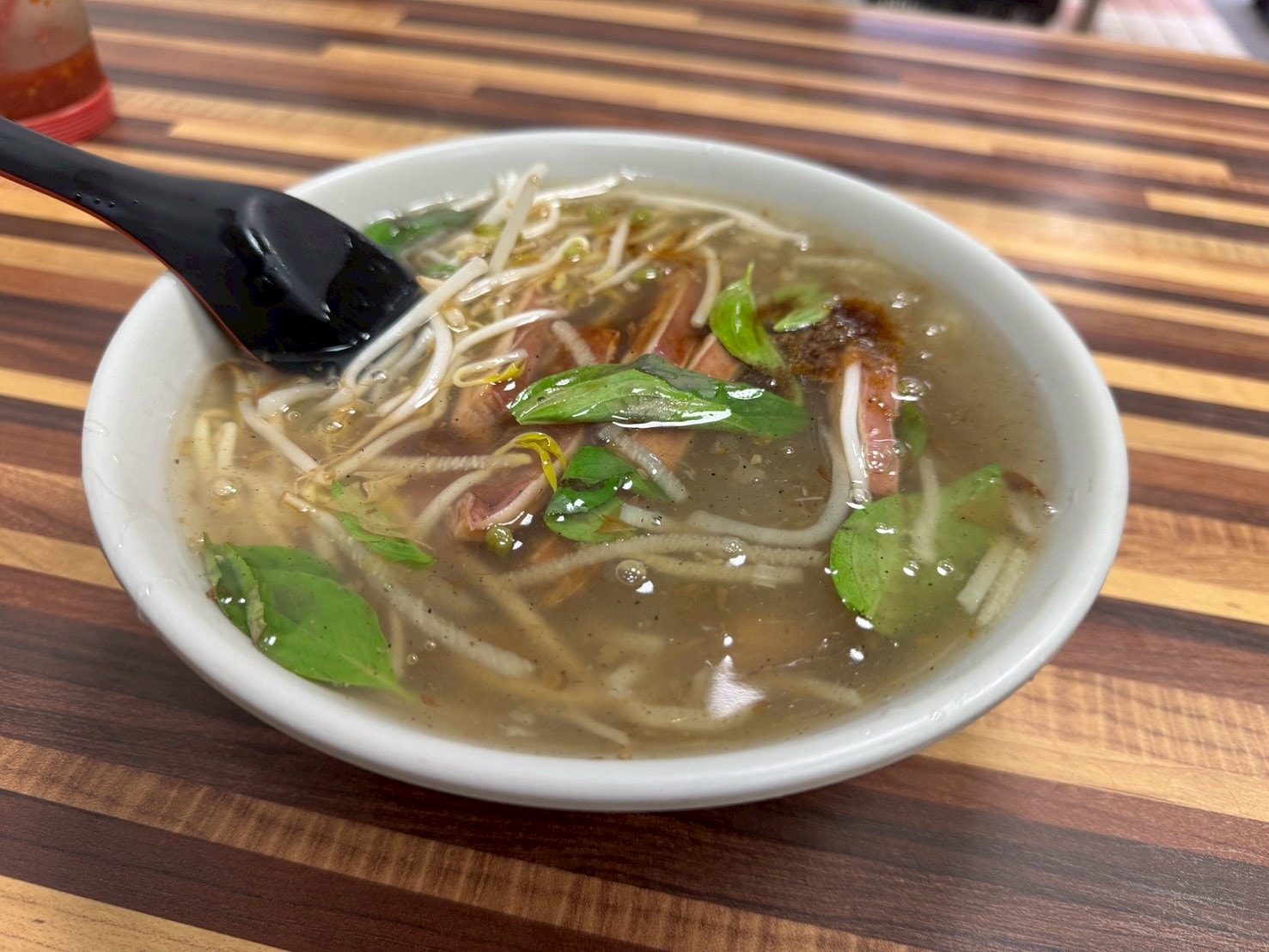 ｜食記-台北市中山區｜欣欣大眾魷魚羹｜50年古早味羹湯老店！新鮮生魷魚厚實脆口，搭配柴魚九層塔風味羹湯，每天吃都不會膩~