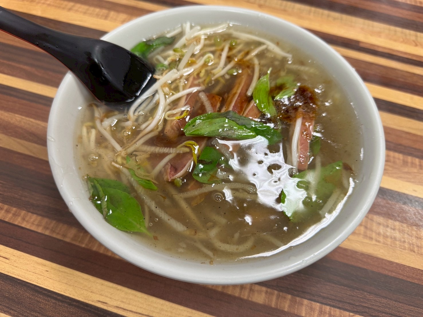 ｜食記-台北市中山區｜欣欣大眾魷魚羹｜50年古早味羹湯老店！新鮮生魷魚厚實脆口，搭配柴魚九層塔風味羹湯，每天吃都不會膩~