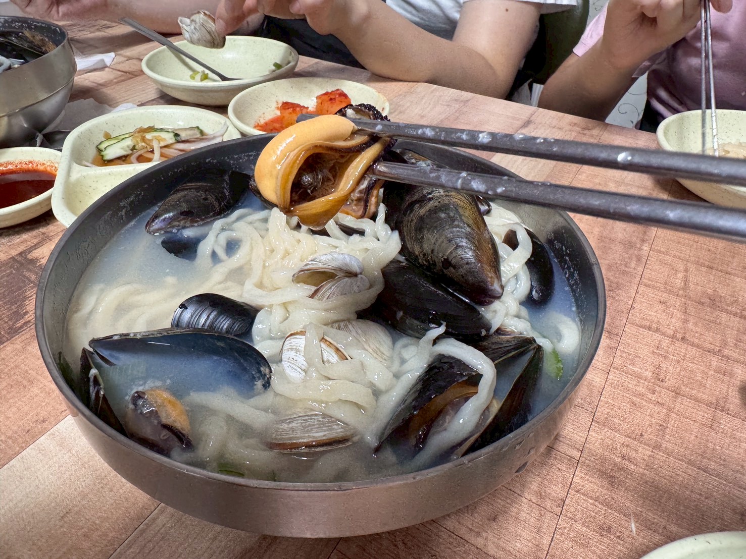 ｜食記-韓國釜山｜手工餃海鮮刀削麵(海雲台)｜手工餃味道可以，海鮮刀削麵完全不行，希望大家不要踩到雷啊~