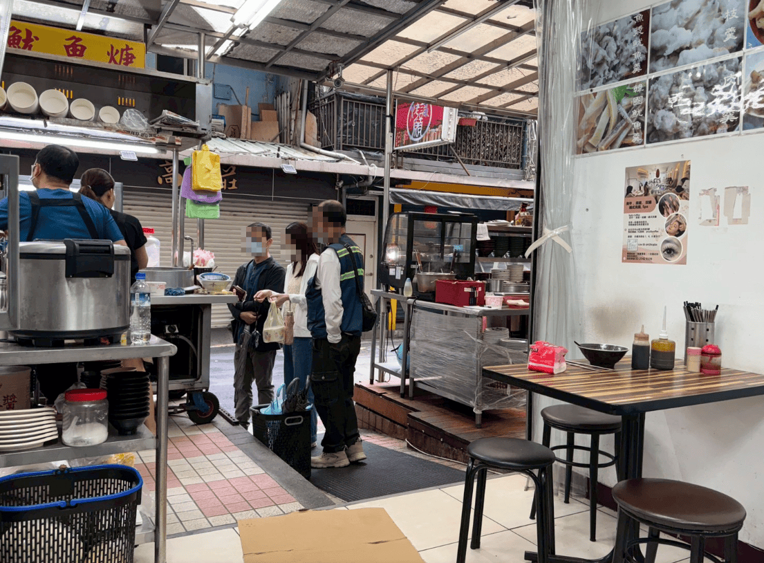 ｜食記-台北市中山區｜欣欣大眾魷魚羹｜50年古早味羹湯老店！新鮮生魷魚厚實脆口，搭配柴魚九層塔風味羹湯，每天吃都不會膩~