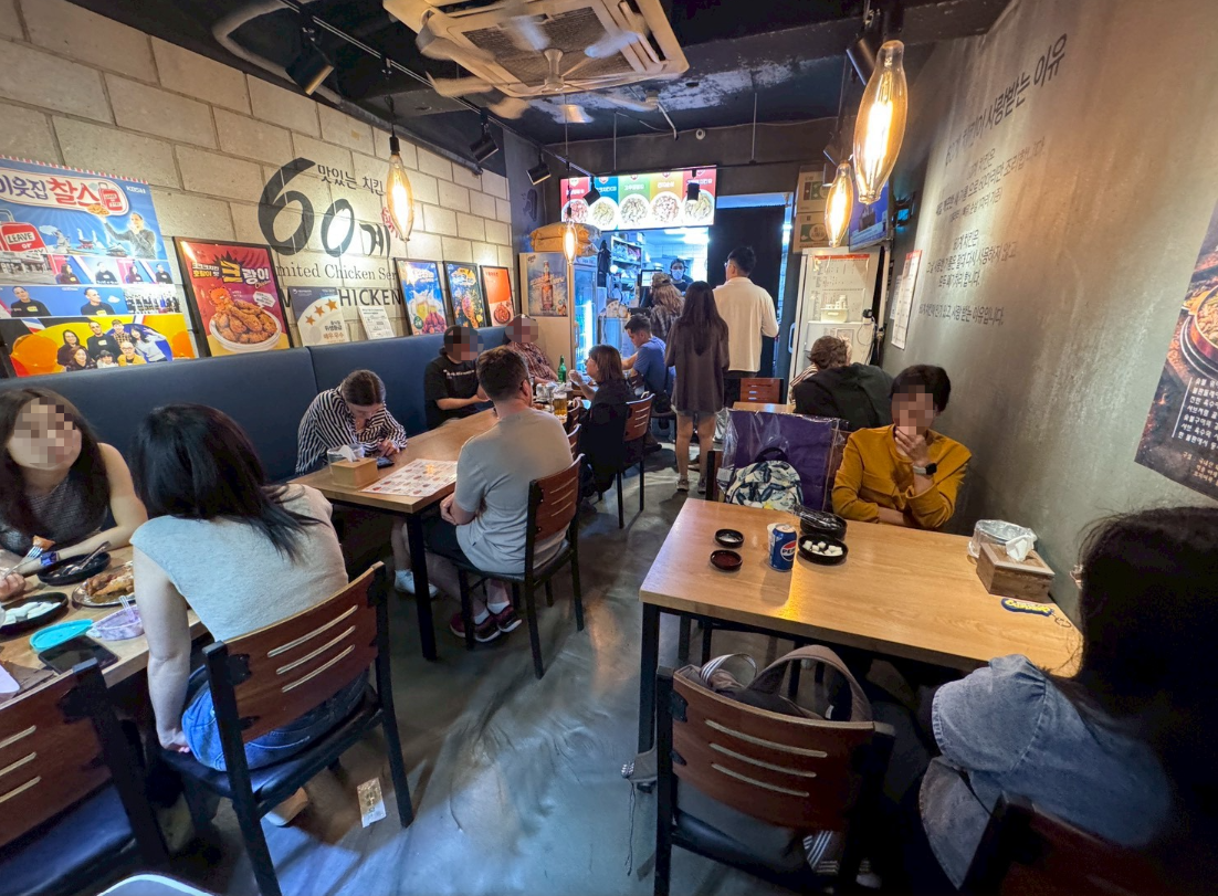 ｜食記-韓國釜山(海雲台)｜60계치킨 해운대점60炸雞｜小巷內的人氣炸雞店，酥香的原味加上甜辣的辣味，讓大人小孩都很滿意喔~
