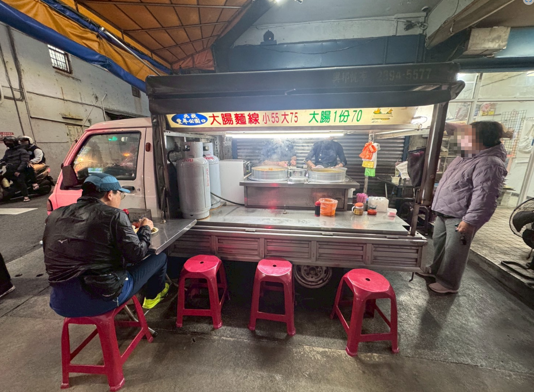 ｜食記-台北市北投區｜豐年公園口大腸麵線｜北投站人氣麵線攤車，麵線美味還加了蘿蔔絲及豆皮絲口味獨特，來捧場的幾乎都是在地人~