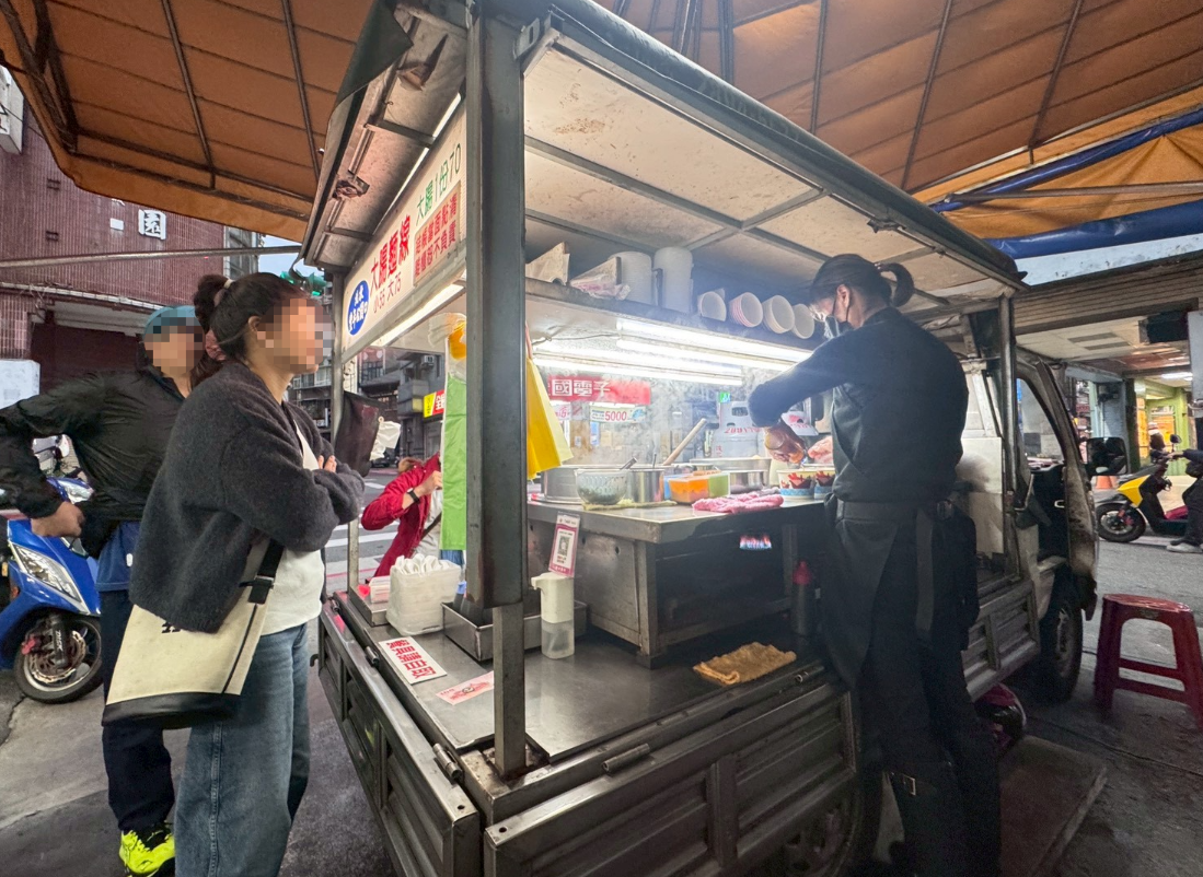 ｜食記-台北市北投區｜豐年公園口大腸麵線｜北投站人氣麵線攤車，麵線美味還加了蘿蔔絲及豆皮絲口味獨特，來捧場的幾乎都是在地人~