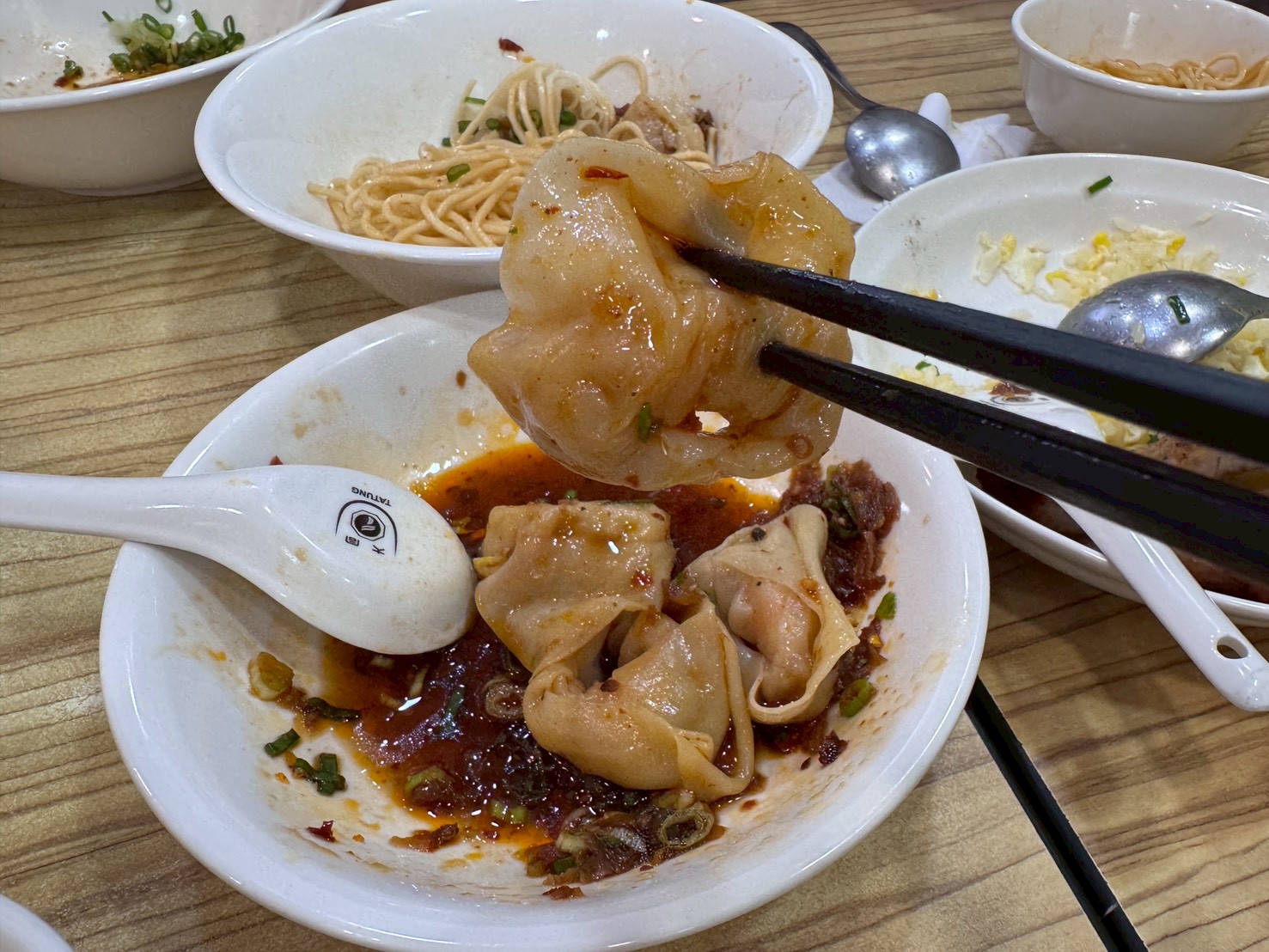｜食記-新北市新莊區｜四木欣福｜號稱平價版鼎泰豐！排骨蛋炒飯米飯粒粒分明不油膩，排骨大塊厚實又入味，紅油抄手內餡飽滿超夠味~