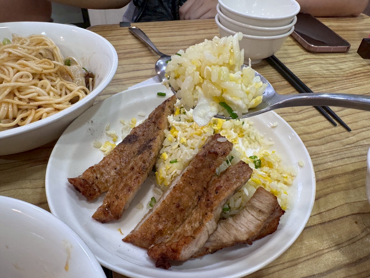 ｜食記-新北市新莊區｜四木欣福｜號稱平價版鼎泰豐！排骨蛋炒飯米飯粒粒分明不油膩，排骨大塊厚實又入味，紅油抄手內餡飽滿超夠味~