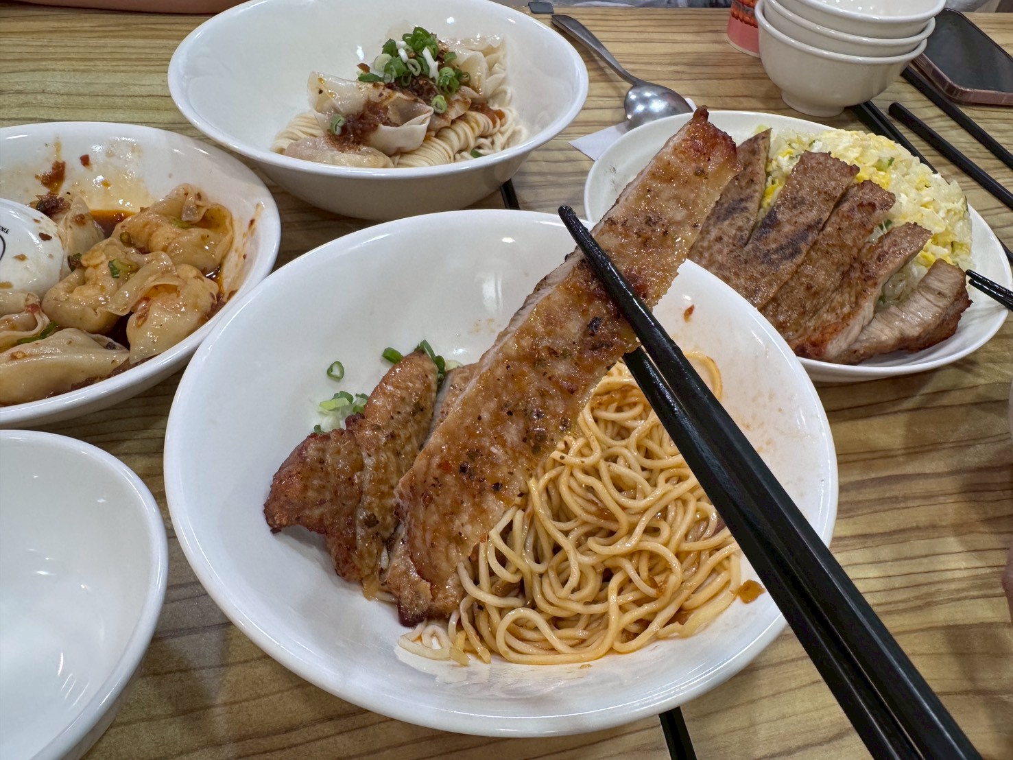 ｜食記-新北市新莊區｜四木欣福｜號稱平價版鼎泰豐！排骨蛋炒飯米飯粒粒分明不油膩，排骨大塊厚實又入味，紅油抄手內餡飽滿超夠味~