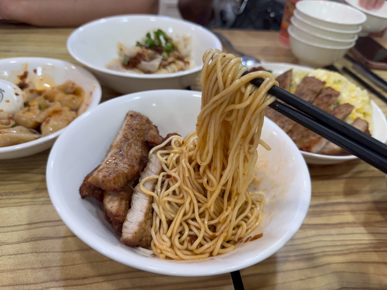 ｜食記-新北市新莊區｜四木欣福｜號稱平價版鼎泰豐！排骨蛋炒飯米飯粒粒分明不油膩，排骨大塊厚實又入味，紅油抄手內餡飽滿超夠味~