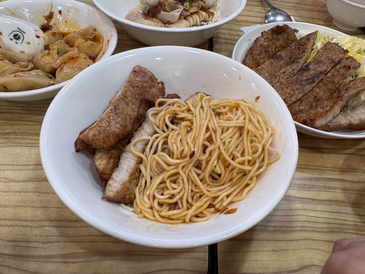 ｜食記-新北市新莊區｜四木欣福｜號稱平價版鼎泰豐！排骨蛋炒飯米飯粒粒分明不油膩，排骨大塊厚實又入味，紅油抄手內餡飽滿超夠味~
