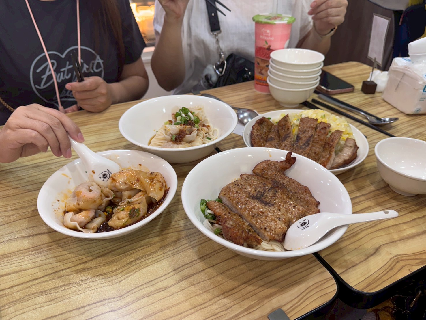 ｜食記-新北市新莊區｜四木欣福｜號稱平價版鼎泰豐！排骨蛋炒飯米飯粒粒分明不油膩，排骨大塊厚實又入味，紅油抄手內餡飽滿超夠味~