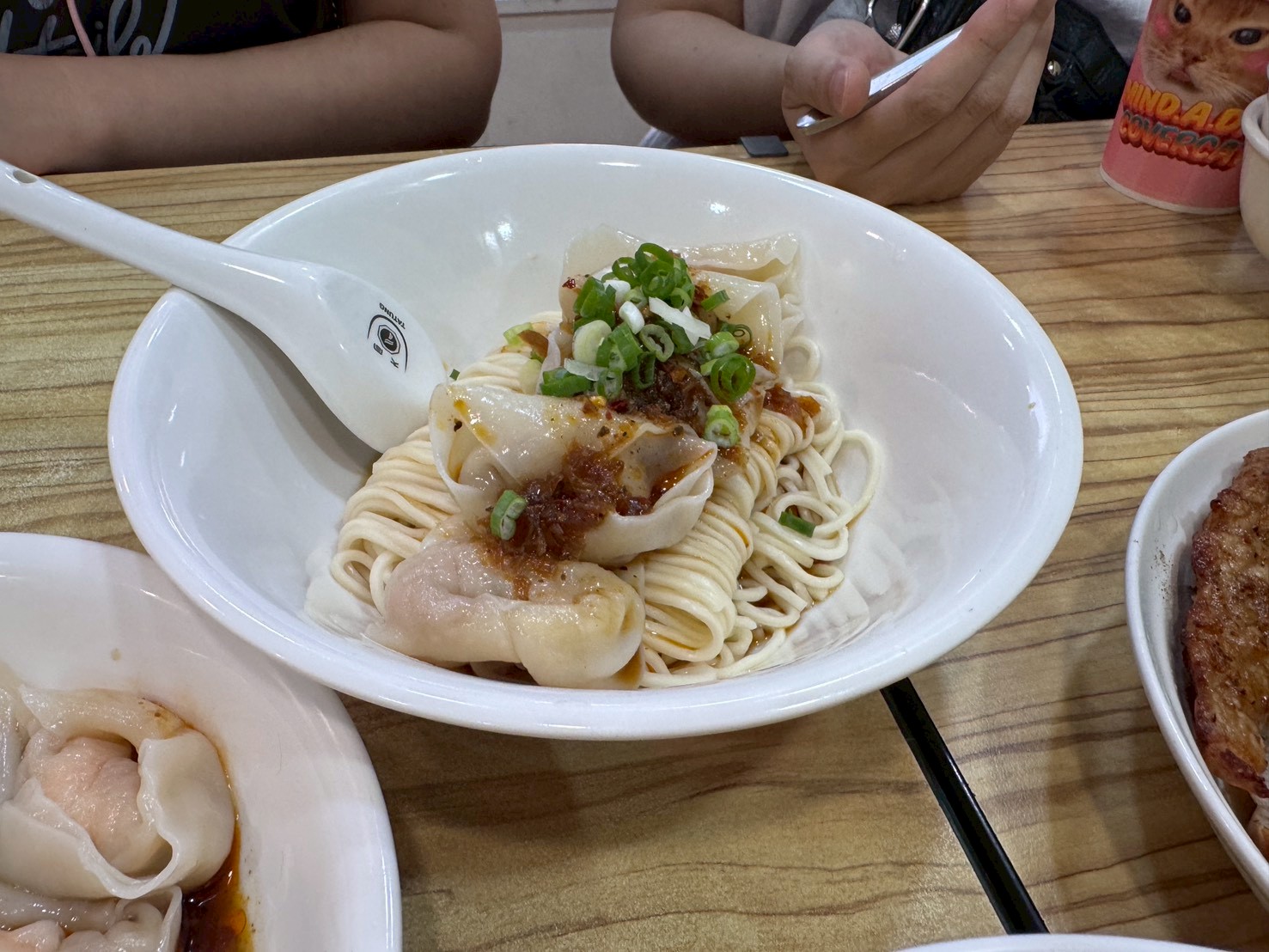 ｜食記-新北市新莊區｜四木欣福｜號稱平價版鼎泰豐！排骨蛋炒飯米飯粒粒分明不油膩，排骨大塊厚實又入味，紅油抄手內餡飽滿超夠味~