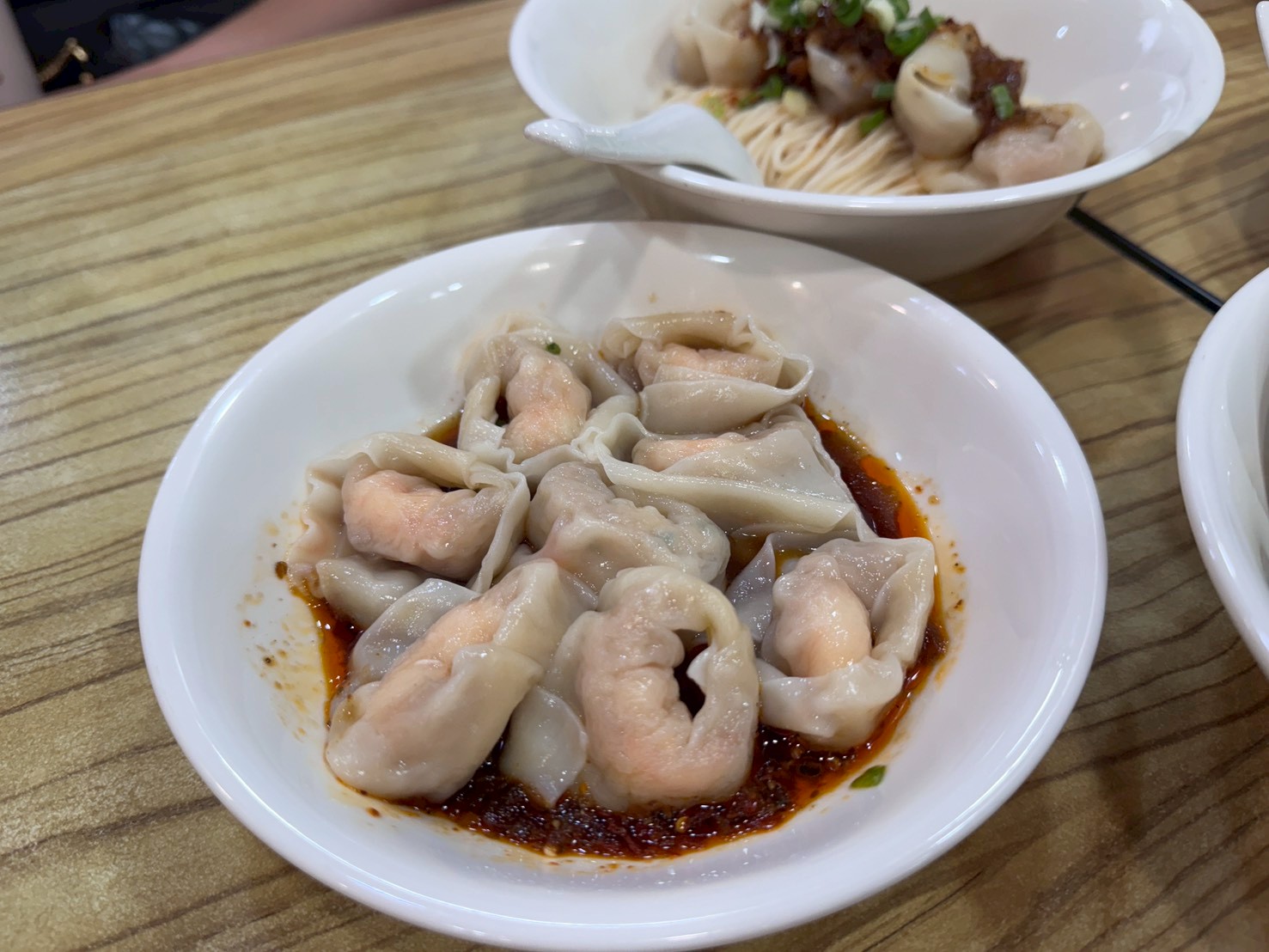 ｜食記-新北市新莊區｜四木欣福｜號稱平價版鼎泰豐！排骨蛋炒飯米飯粒粒分明不油膩，排骨大塊厚實又入味，紅油抄手內餡飽滿超夠味~