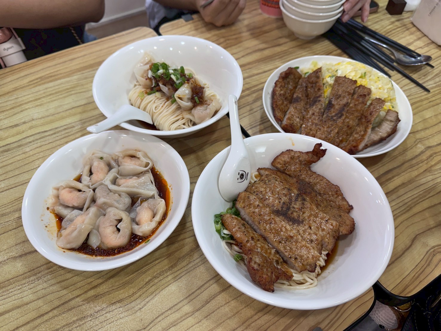 ｜食記-新北市新莊區｜四木欣福｜號稱平價版鼎泰豐！排骨蛋炒飯米飯粒粒分明不油膩，排骨大塊厚實又入味，紅油抄手內餡飽滿超夠味~