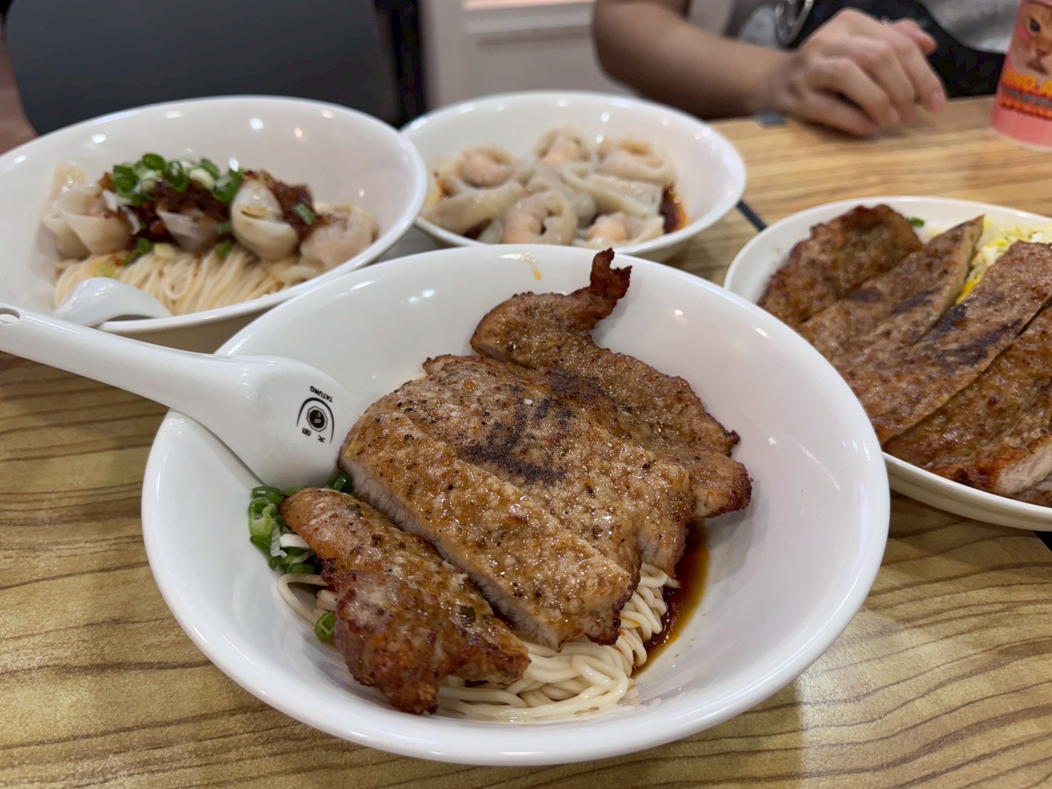 ｜食記-新北市新莊區｜四木欣福｜號稱平價版鼎泰豐！排骨蛋炒飯米飯粒粒分明不油膩，排骨大塊厚實又入味，紅油抄手內餡飽滿超夠味~