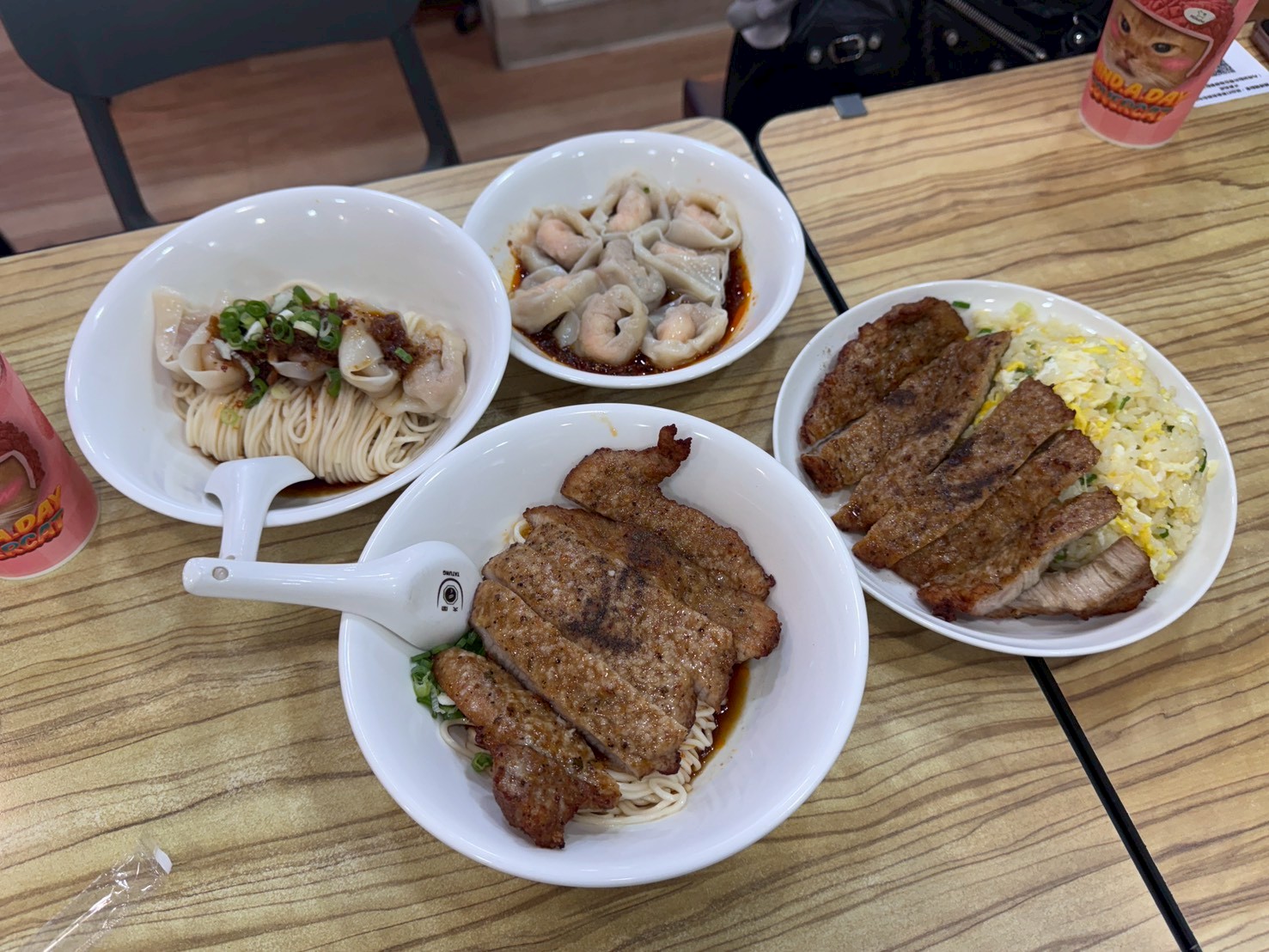 ｜食記-新北市新莊區｜四木欣福｜號稱平價版鼎泰豐！排骨蛋炒飯米飯粒粒分明不油膩，排骨大塊厚實又入味，紅油抄手內餡飽滿超夠味~