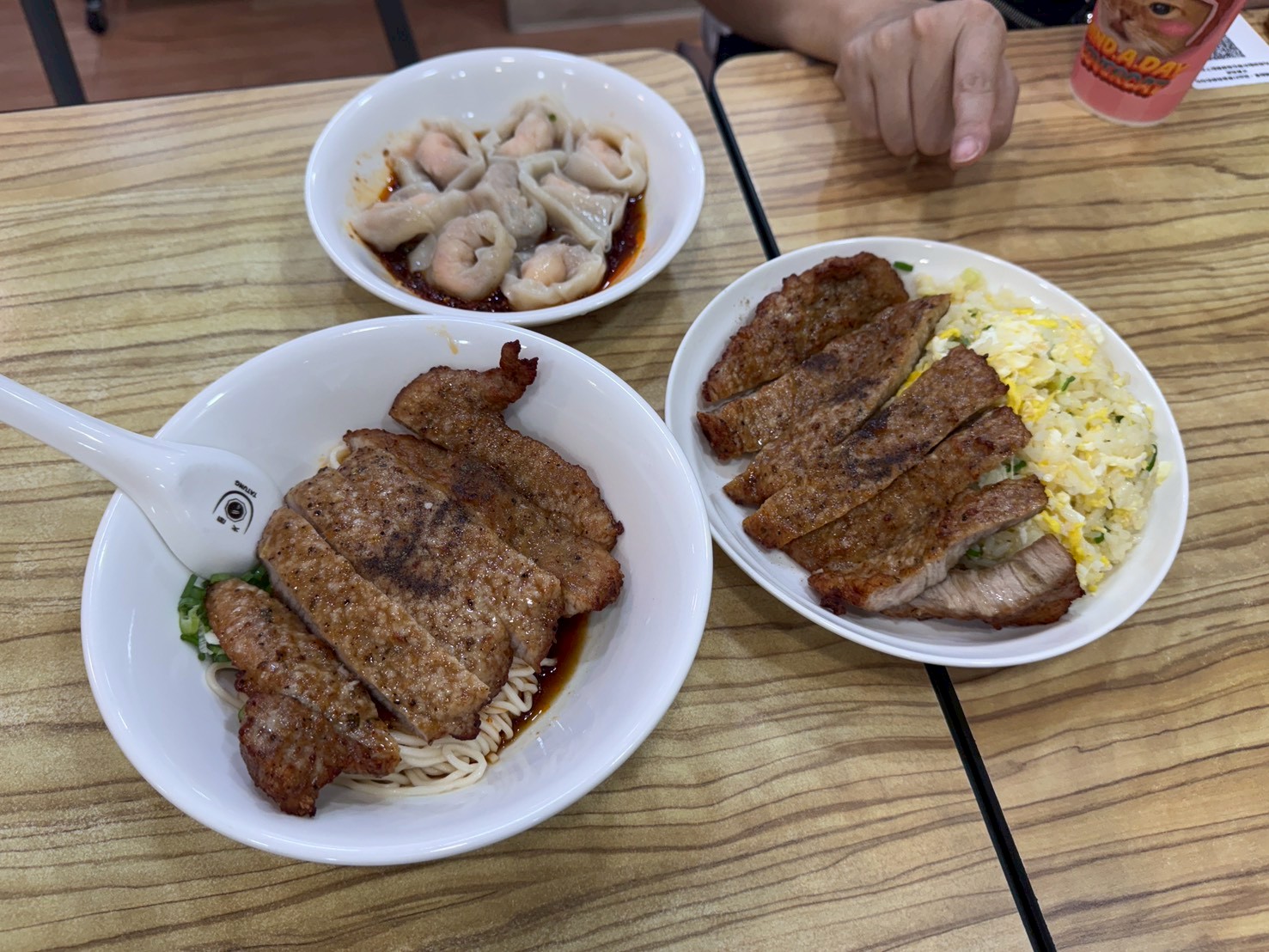 ｜食記-新北市新莊區｜四木欣福｜號稱平價版鼎泰豐！排骨蛋炒飯米飯粒粒分明不油膩，排骨大塊厚實又入味，紅油抄手內餡飽滿超夠味~