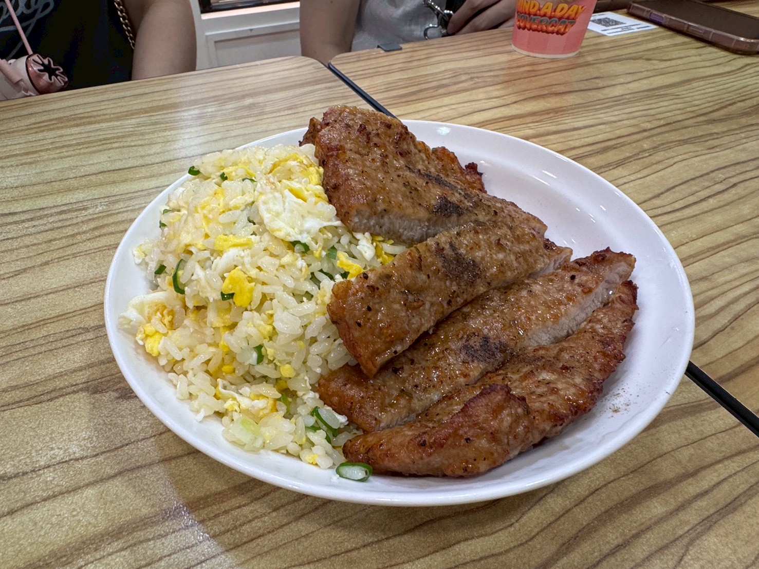 ｜食記-新北市新莊區｜四木欣福｜號稱平價版鼎泰豐！排骨蛋炒飯米飯粒粒分明不油膩，排骨大塊厚實又入味，紅油抄手內餡飽滿超夠味~