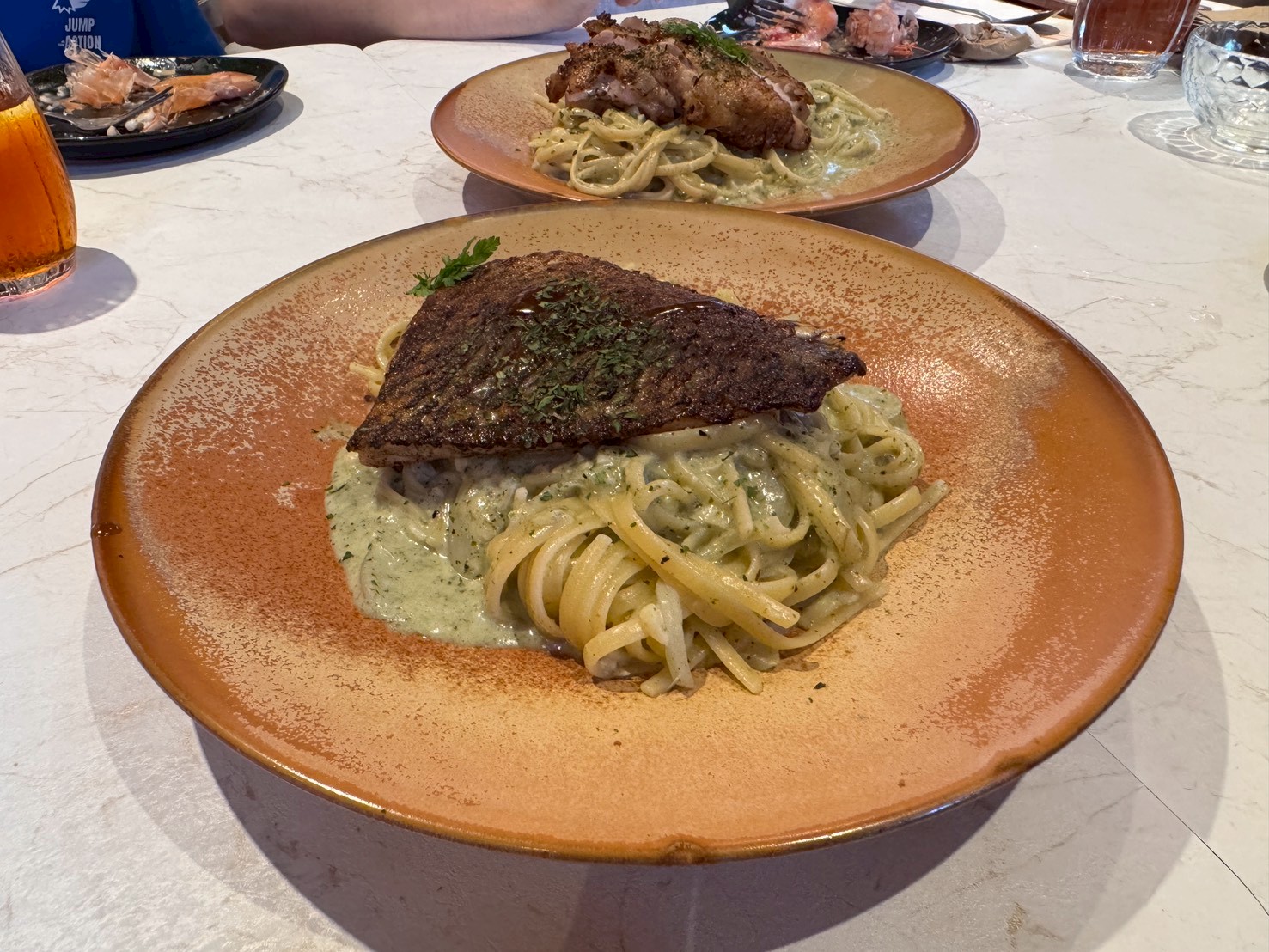 ｜食記-新北市新莊區｜JOINN Cafe & Bar｜新開幕！號稱新莊最美餐酒館試營運，明亮高挑空間環境舒適，餐點風味及份量還需要再調整~