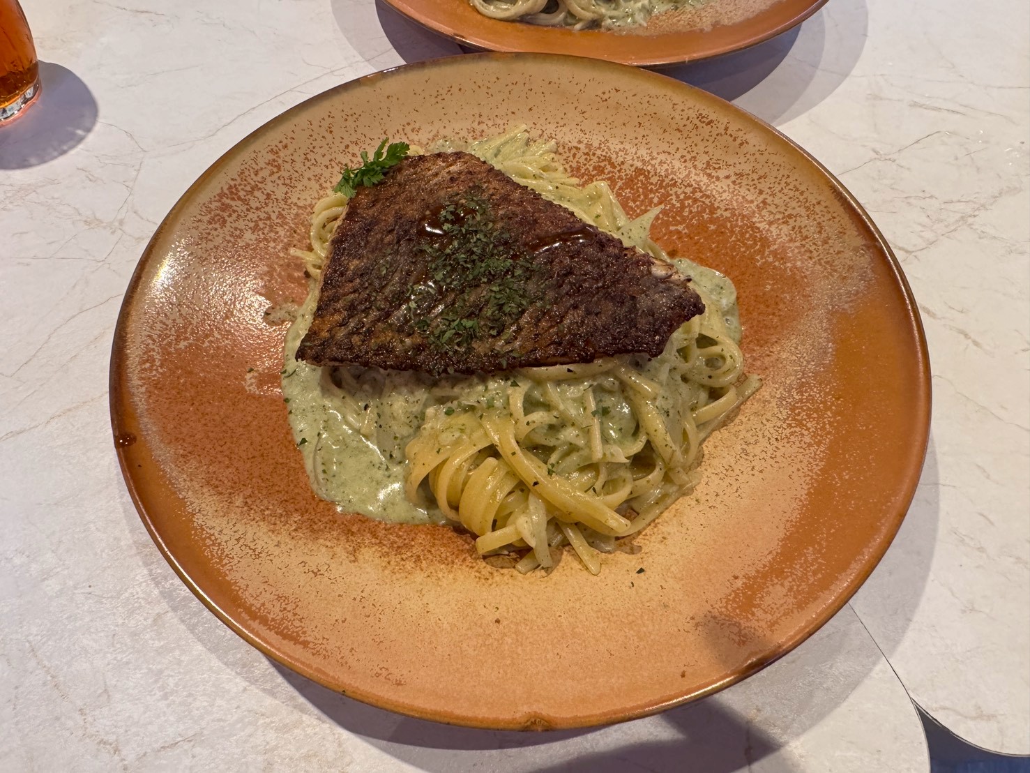 ｜食記-新北市新莊區｜JOINN Cafe & Bar｜新開幕！號稱新莊最美餐酒館試營運，明亮高挑空間環境舒適，餐點風味及份量還需要再調整~