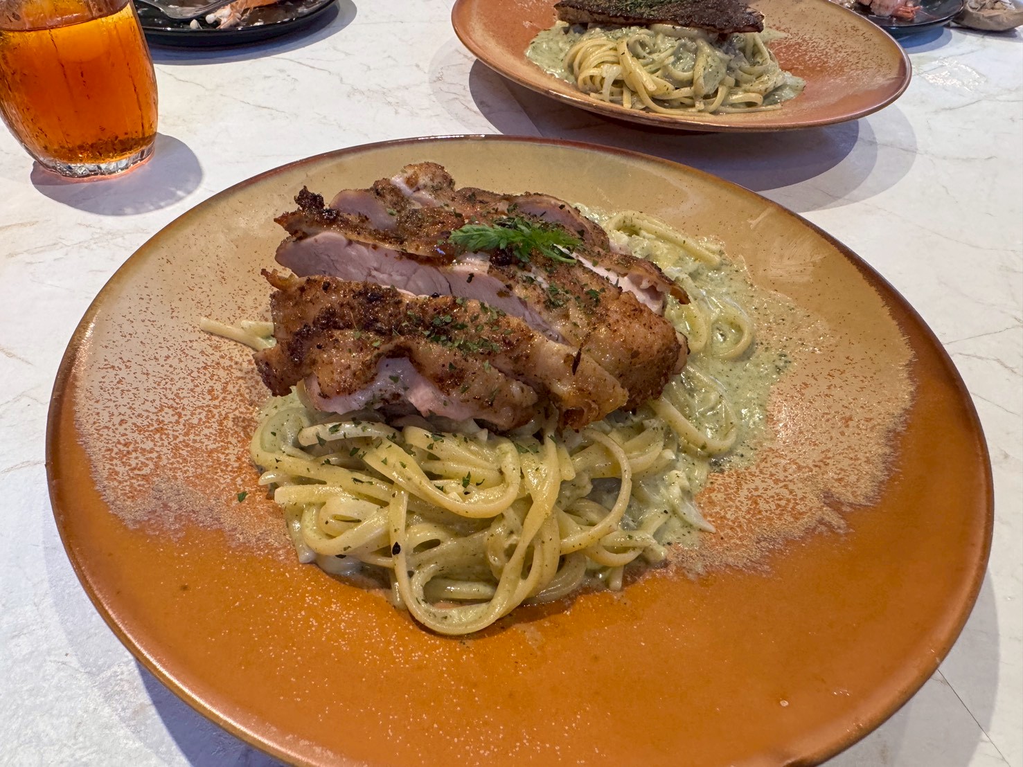 ｜食記-新北市新莊區｜JOINN Cafe & Bar｜新開幕！號稱新莊最美餐酒館試營運，明亮高挑空間環境舒適，餐點風味及份量還需要再調整~