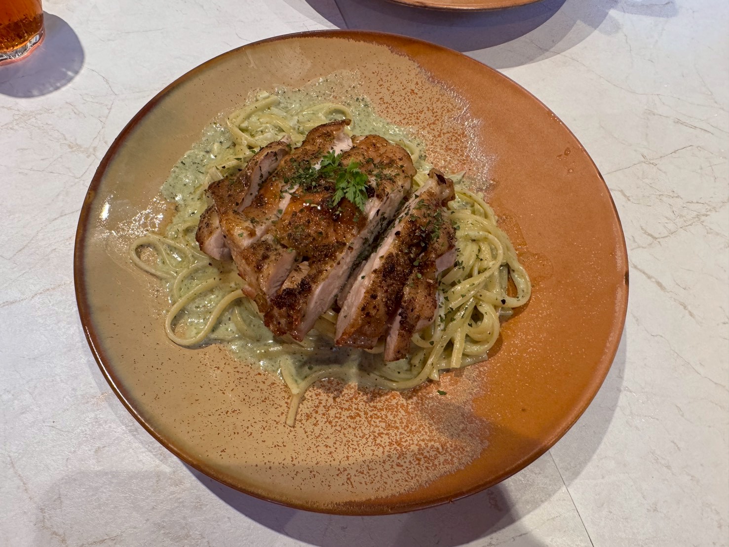 ｜食記-新北市新莊區｜JOINN Cafe & Bar｜新開幕！號稱新莊最美餐酒館試營運，明亮高挑空間環境舒適，餐點風味及份量還需要再調整~