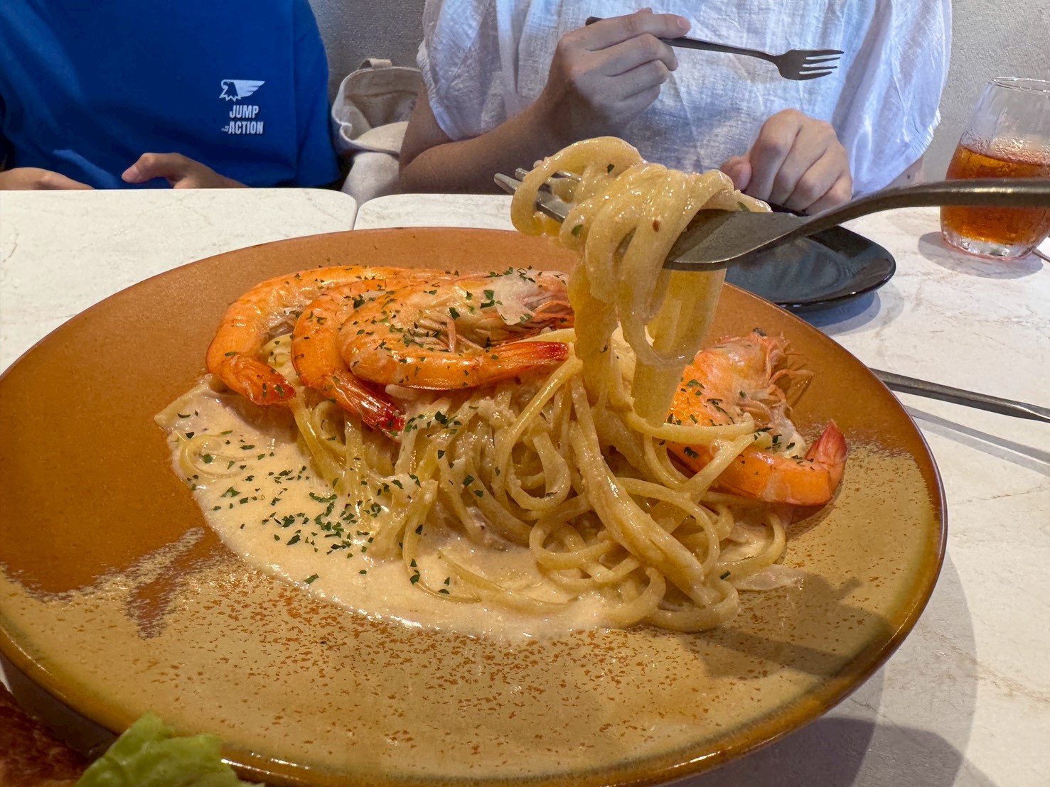 ｜食記-新北市新莊區｜JOINN Cafe & Bar｜新開幕！號稱新莊最美餐酒館試營運，明亮高挑空間環境舒適，餐點風味及份量還需要再調整~