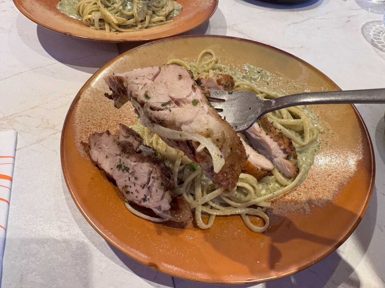 ｜食記-新北市新莊區｜JOINN Cafe & Bar｜新開幕！號稱新莊最美餐酒館試營運，明亮高挑空間環境舒適，餐點風味及份量還需要再調整~