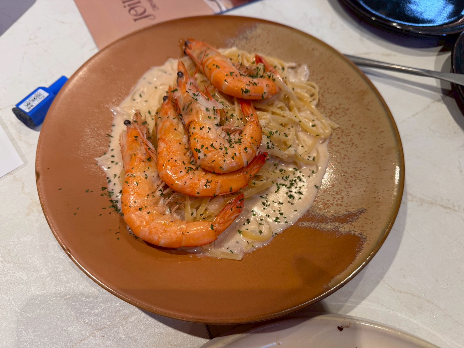 ｜食記-新北市新莊區｜JOINN Cafe & Bar｜新開幕！號稱新莊最美餐酒館試營運，明亮高挑空間環境舒適，餐點風味及份量還需要再調整~
