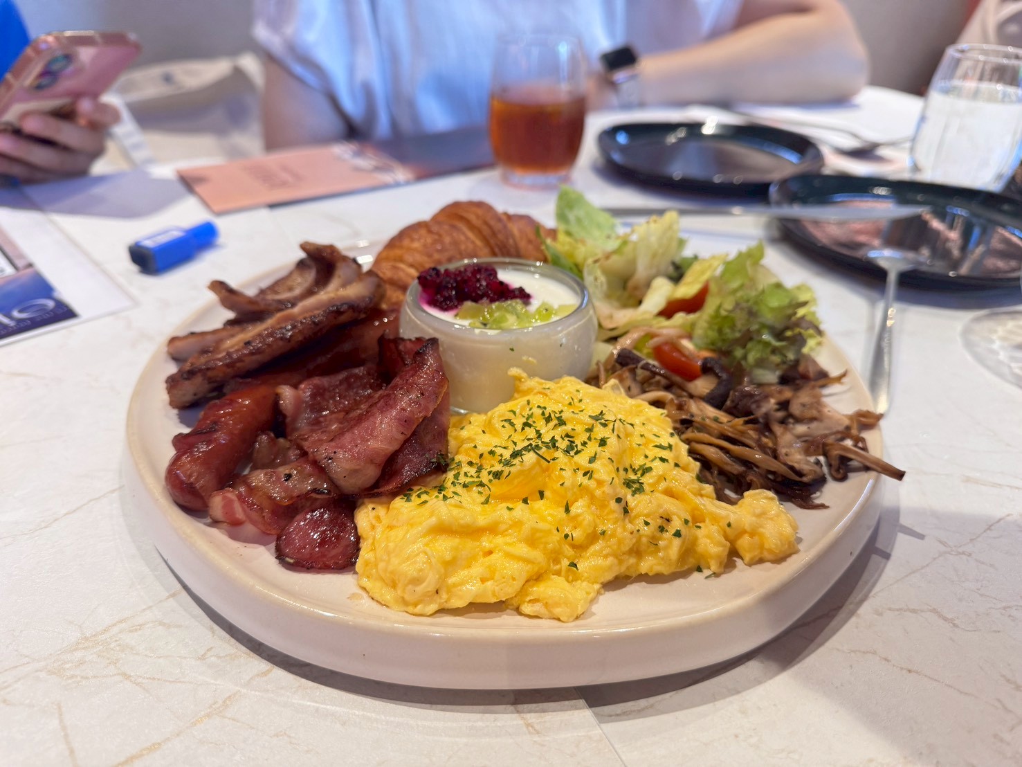 ｜食記-新北市新莊區｜JOINN Cafe & Bar｜新開幕！號稱新莊最美餐酒館試營運，明亮高挑空間環境舒適，餐點風味及份量還需要再調整~