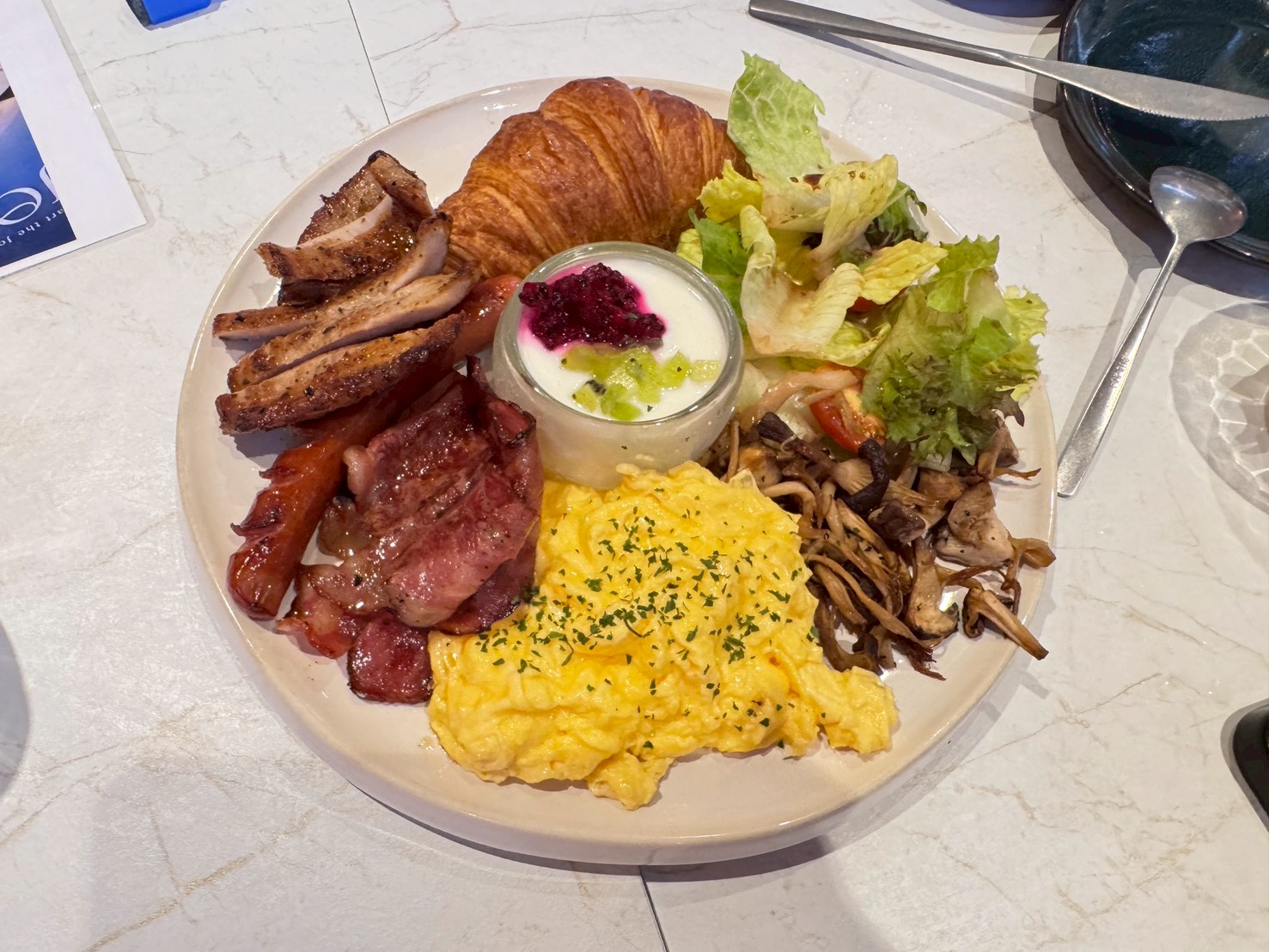 ｜食記-新北市新莊區｜JOINN Cafe & Bar｜新開幕！號稱新莊最美餐酒館試營運，明亮高挑空間環境舒適，餐點風味及份量還需要再調整~