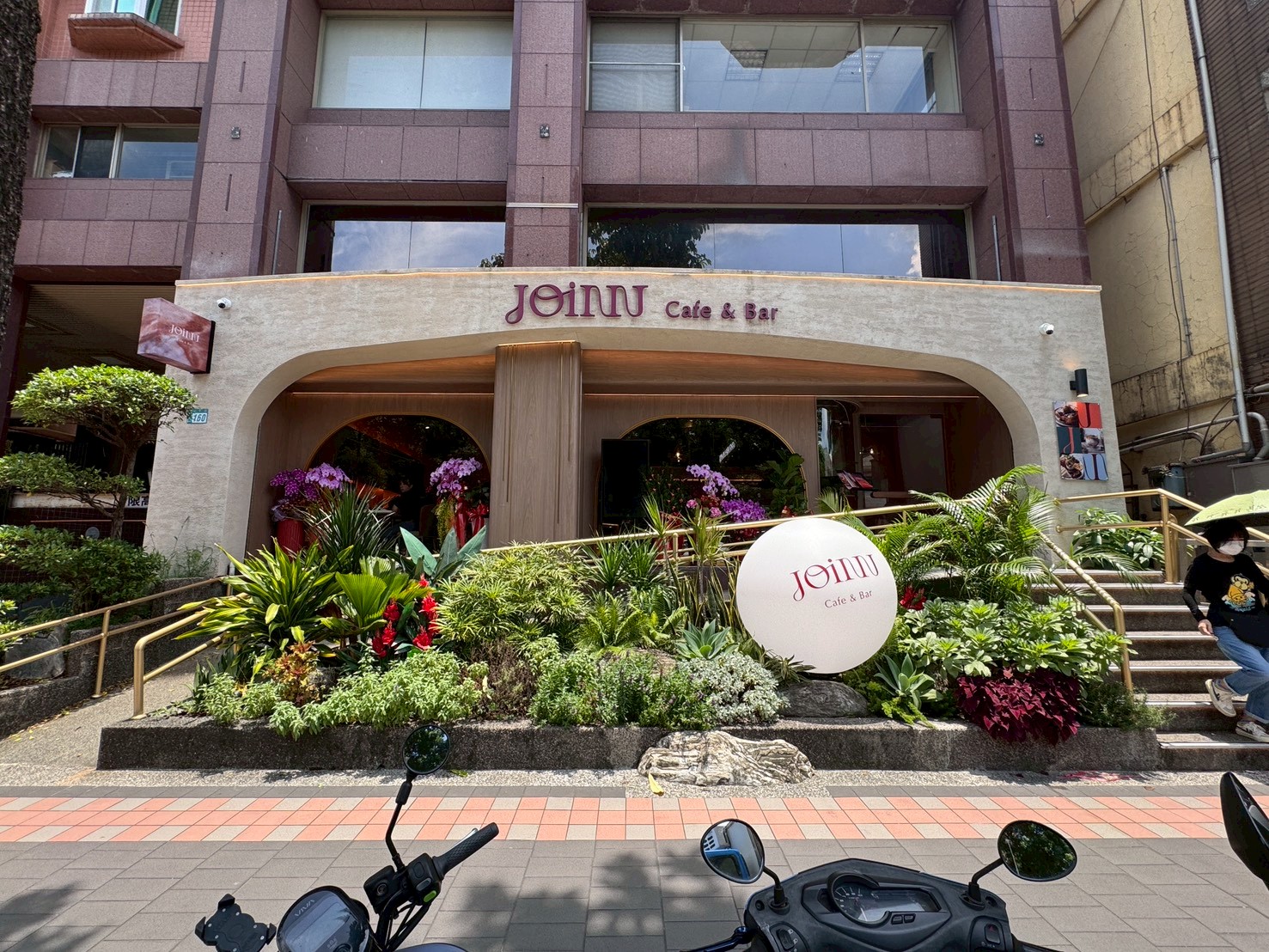 ｜食記-新北市新莊區｜JOINN Cafe & Bar｜新開幕！號稱新莊最美餐酒館試營運，明亮高挑空間環境舒適，餐點風味及份量還需要再調整~