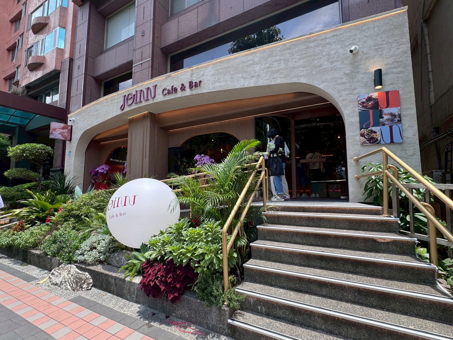 ｜食記-新北市新莊區｜JOINN Cafe & Bar｜新開幕！號稱新莊最美餐酒館試營運，明亮高挑空間環境舒適，餐點風味及份量還需要再調整~