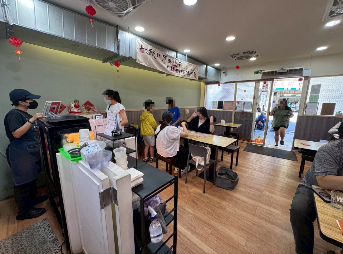 ｜食記-新北市新莊區｜四木欣福｜號稱平價版鼎泰豐！排骨蛋炒飯米飯粒粒分明不油膩，排骨大塊厚實又入味，紅油抄手內餡飽滿超夠味~